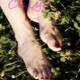 piedi nudi nell'erba