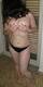 Nuda in mutandine con smalto rosso